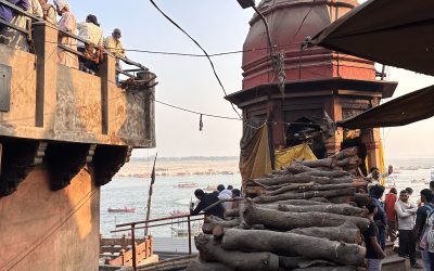 il rituale della cremazione a varanasi